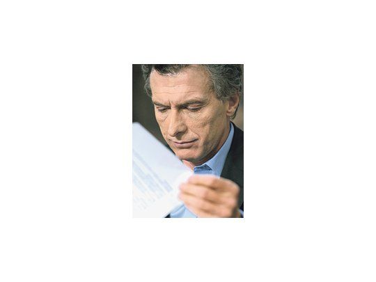 Mauricio Macri llegó adonde llegó usando bigote. Desde ayer no lo tiene. O ya no lo soporta en esta nueva etapa en la que debe pelear su futuro político, o es parte de una estrategia de mostrar otro Macri.