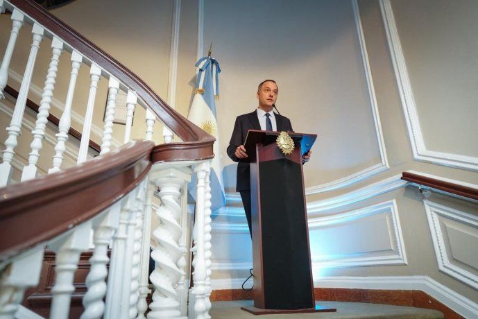 El jefe de Gabinete, Manuel Adorni, invitó a su esposa a sumarse a la comitiva oficial que viajó a Estados Unidos. 