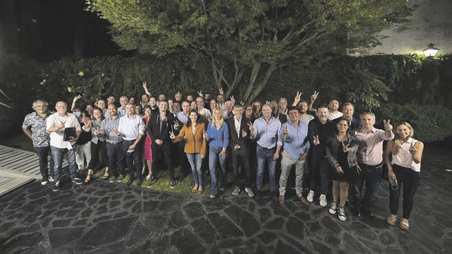 Compañeros. Gabriel Katopodis, Leonardo Nardini, Juan Zabaleta, Martín Insaurralde, Verónica Magario, Juliana Di Tullio, Victoria Tolosa Paz, Teresa García y Fernanda Raverta, entre otros, acompañaron a Máximo Kirchner en la cumbre del PJ bonaerense en La Plata.