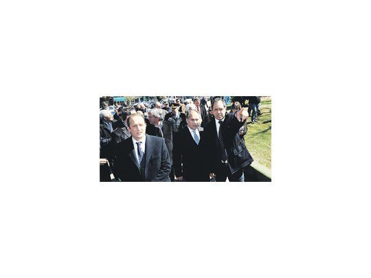 Daniel Scioli, el intendente Alberto Descalzo y el candidato del FpV Martín Insaurralde, ayer en un acto en Ituzaingó donde el gobernador anunció una reunión del Consejo de Seguridad para el martes próximo.