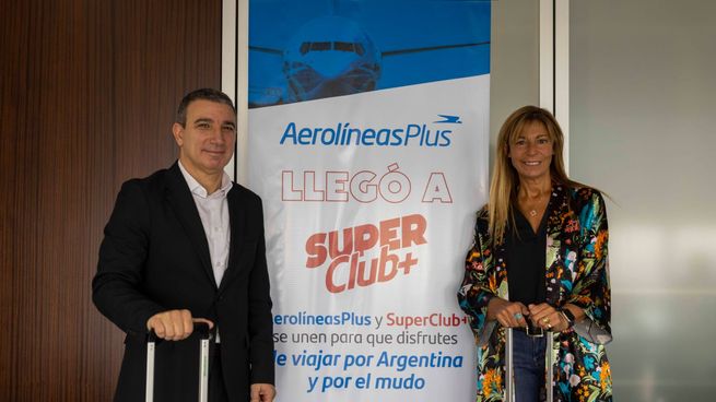 Fabián Lombardo, director Comercial, de Planeamiento y Gestion de Rutas de Aerolíneas Argentinas, y Silvia Tenazinha, gerenta principal de Banca Comercial de Santander.