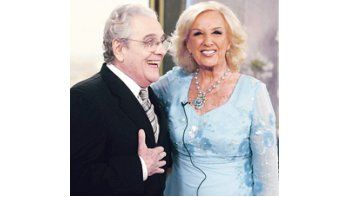 ámbito.com | Antonio Gasalla vistió formal para concurrir al primer almuerzo de Mirtha Legrand en Mar del Plata. Un grupo de manifestantes kirchneristas manifestó contra ella a las puertas del Costa Galana.
