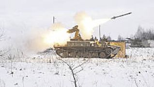 JUEGOS DE GUERRA. Una batería misilística ucraniana abre fuego en el marco de ejercicios bélicos en la región de Volyn.