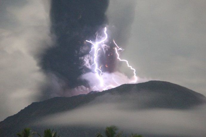 For the moment, after the new eruption, the Indonesian authorities did not evacuate the surrounding communities. For the moment, after the new eruption, the Indonesian authorities did not evacuate the surrounding communities.