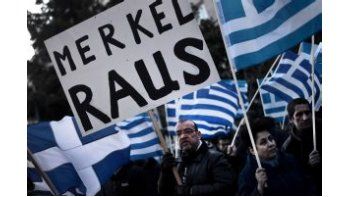 Afuera Merkel, dice en alemán el cartel de uno de los tantos manifestantes en contra de las medidas del Gobierno chipriota.