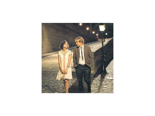 Viajeros del tiempo: Marion Cotillard y Owen Wilson, en una de sus caminatas a orillas del Sena en «Medianoche en París», de Woody Allen.