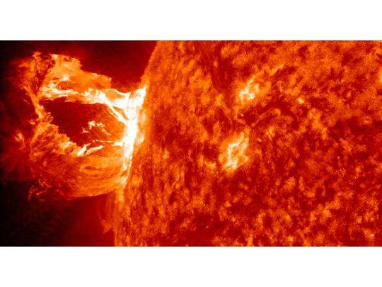 Imagen de una erupción solar M1.7 tomada por la NASA.