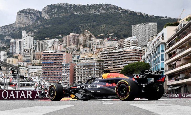 Un Red Bull Racing con Mónaco de fondo