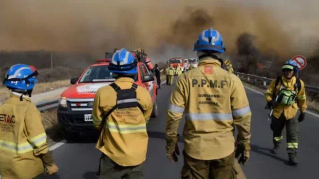 Más de 300 bomberos combaten las llamas en Córdoba.