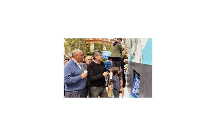 Daniel Filmus, candidato a renovar su banca (senador), por el FpV, participa junto a vecinos y militantes de la restauración de un mural con las figuras de Perón, Evita, Néstor Kirchner y Cristina Fernández de Kirchner en la esquina de Arturo Jauretche y Eleodoro Lobos, a una cuadra del Parque Centenario.