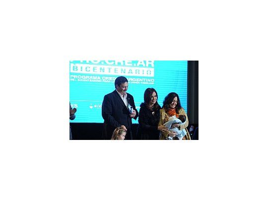 En forma simbólica, la mandataria entregó los créditos a familias de Salta, La Rioja y Tucumán.