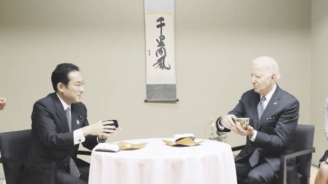 GIRA. El presidente de los Estados Unidos, Joe Biden, participa de una ceremonia tradicional del té con el primer ministro de Japón, Fumio Kishida, durante una cena privada en Tokio.