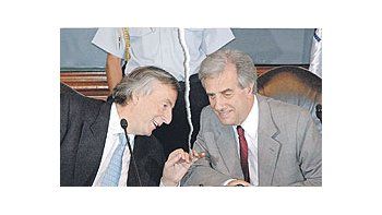 ámbito.com | Néstor Kirchner y Tabaré Vázquez acordaron en Chile una serie de encuentros para avanzaren un diálogo que permita poner fin al conflicto entre ambos países por la instalaciónde las papeleras.