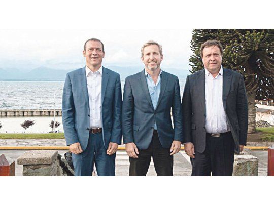 Nahuel Huapi. Rogelio Frigerio estuvo ayer en Río Negro junto al anfitrión, Alberto Weretilneck, y al neuquino Omar Gutiérrez. Macri recibirá a los mandatarios en Olivos en un mensaje directo para el peronismo del Senado.
