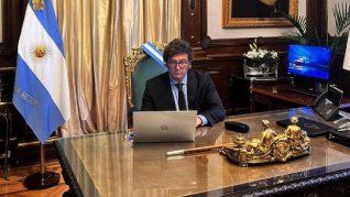 En medio de las ceremonias por la asunción presidencial, Javier Milei aprovechó para revuisar documentos y mails. 