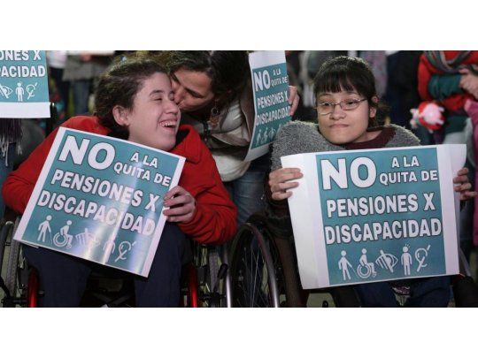 Cientos de personas marcharon al Obelisco contra la quita de pensiones por discapacidad