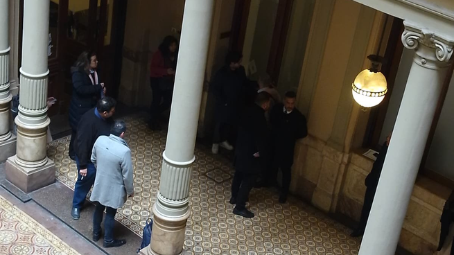 Gritos y forcejeos en el Congreso después del rechazo de Diputados al DNU de fondos reservados para la SIDE.