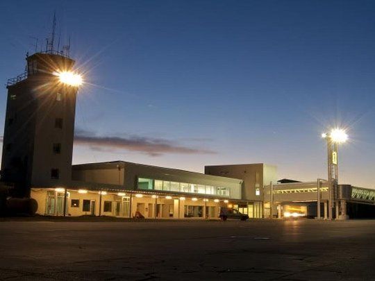 El hombre, que apareció suspendido de un cable, había ingresado a su puesto de trabajo a las 9 de ayer y debía cumplir horario hasta las 16, pero como no tenía relevo inmediato recién fue encontrado por la operadora de turno durante la madrugada.