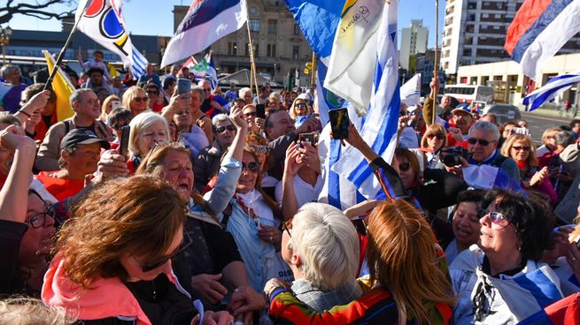 El Frente Amplio prepara la logística para sus militantes en Argentina.