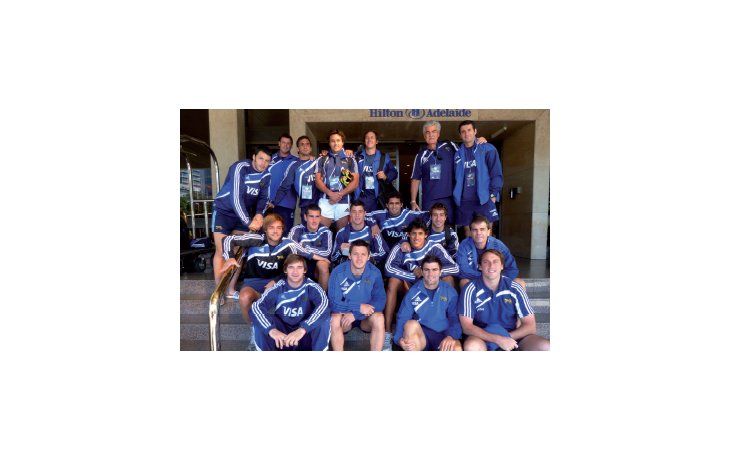 ámbito.com | Más apoyo y logística. Seis integrantes del cuerpo técnico viajaron a Adelaida para acompañar al plantel de seven argentino.