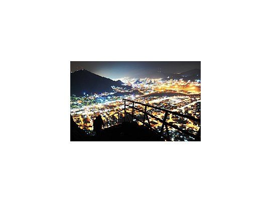 La ciudad santa de Mina iluminada a la espera de los fieles