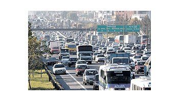 ámbito.com | Un paisajeacostumbradoen la Panamericana.Alcongestionamientodiarioen el tránsitose sumancada vez másfrecuentementelos imponderables,entre ellos loscortes de ruta.