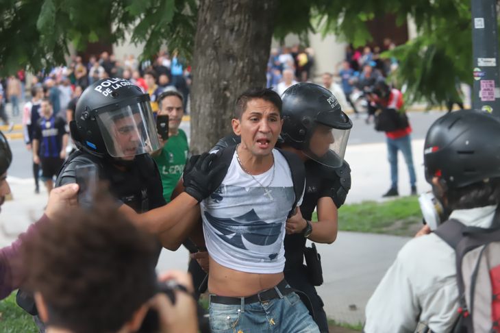 La manifestación de hinchas y jubilados culminó con 124 detenidos.