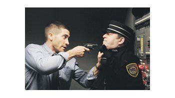 Jake Gyllenhaal logra hacer creíble a un personaje que pasa por fases terribles, entre ellas experimentar su propia muerte una y otra vez en el excelente thriller fantástico de Duncan Jones.