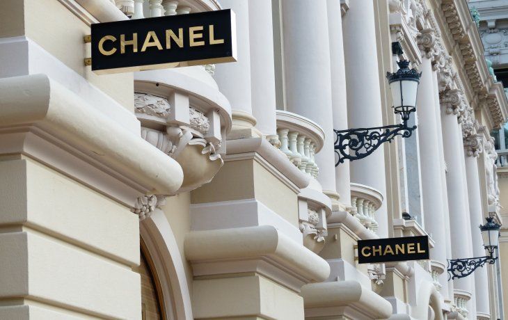 Chanel anunció el fin de las pieles exóticas en sus productos