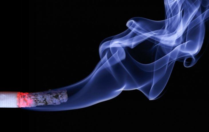 El humo del cigarrillo también transporta el coronavirus.