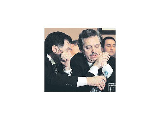 Agua en el desierto; Julio Pereya, jefe de la tribu de intendenteskirchneristas, le surte el refresco a un Alberto Fernández que ya sabía cómo venía el partido. Minutos más tarde, la capitulación.