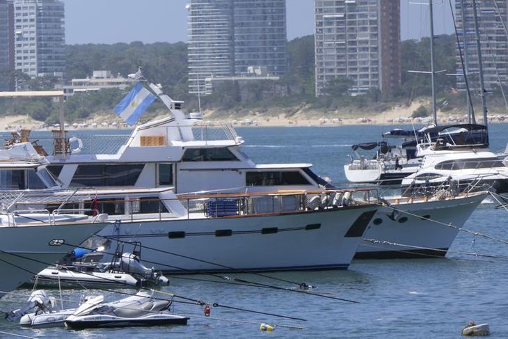 ⚡Título de Ámbito: Unos 200 barcos argentinos se encuentran varados en Punta del Este por una traba burocrática