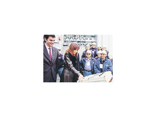 Cristina de Kirchner en el momento de poner en funcionamiento una nueva turbina en laCentral Térmica de Güemes. A su lado, el gobernador Urtubey.