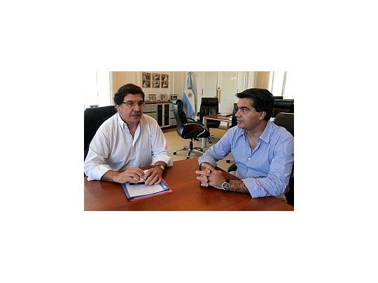 Capitanich al recibir a Sileoni.