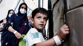 ámbito.com | salida. Una decena de familias afganas arriban a un aeropuerto militar de Virginia, EE.UU. REUTERS.jpg