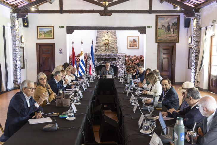 El presidente y los ministros se encuentran reunidos en Elías Regules. El presidente y los ministros se encuentran reunidos en Elías Regules. 