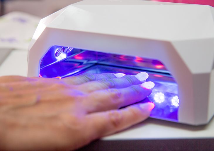 El uso doméstico de cabinas UV se volvió cada vez más común por su bajo costo y practicidad. El uso doméstico de cabinas UV se volvió cada vez más común por su bajo costo y practicidad.