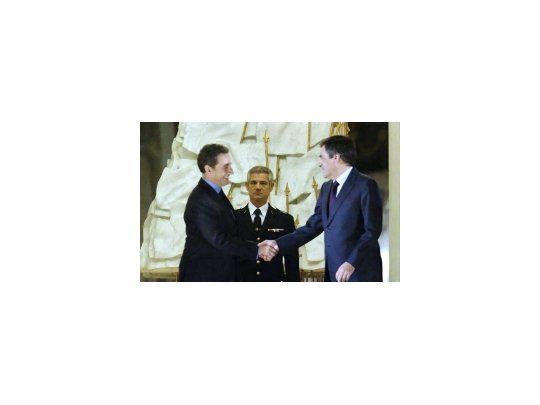 El presidente Nicolás Sarkozy saluda al ex primer ministro Francois Fillon luego de una reunión mantenida el sábado en el Palacio Eliseo.