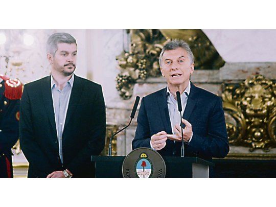 Conferencia. El presidente Mauricio Macri dialogó ayer con los periodistas en el Salón Blanco de la Casa de Gobierno. Estuvo acompañado por el jefe de Gabinete, Marcos Peña. Detalló la agenda de los próximos meses.
