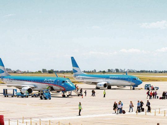 Regreso. Aerolíneas Argentinas ayer programó vuelos desde Ezeiza a Jujuy, Mendoza, Ushuaia y Tucumán en el primer día de operaciones después de casi siete meses. En este tiempo sólo realizó “vuelos especiales”.&nbsp;