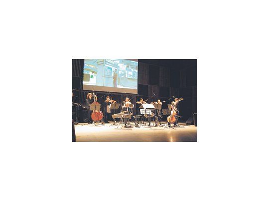 La formación tanguera de Juan José Mosalini interpretó el tango de Tarantino «Ciudad triste» antes de la presentación de las piezas de Piazzolla y del anuncio del acuerdo de cooperación e intercambio entre París y Buenos Aires.