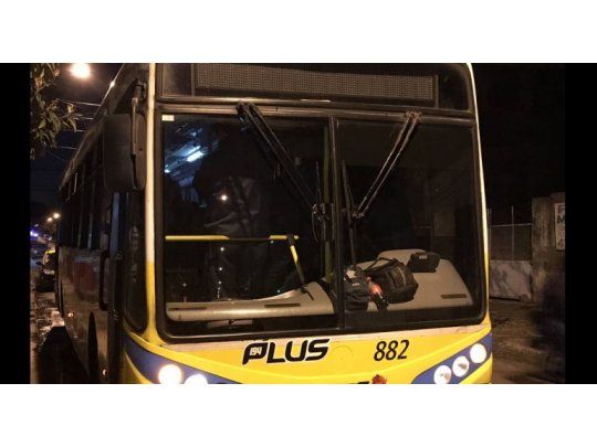 Según detallaron los testigos, el hecho ocurrió cuando dos personas, que subieron al colectivo en Plaza Miserere, empezaron a robarle a los pasajeros, sin percatarse que en la unidad viajaba una policía de civil.
