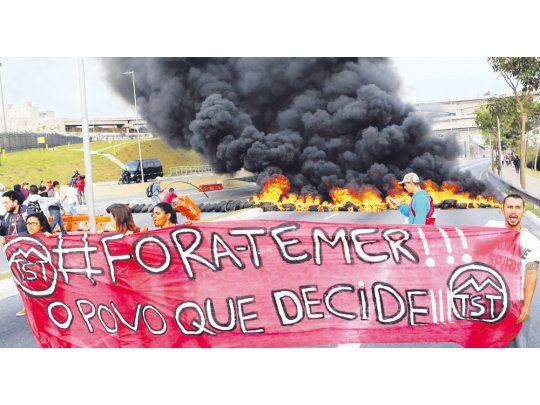 Frustración. Los sintecho, así como otros movimientos sociales ligados al PT, no aceptan la confirmación de Michel Temer como presidente de Brasil. Su consigna es adelantar las elecciones.