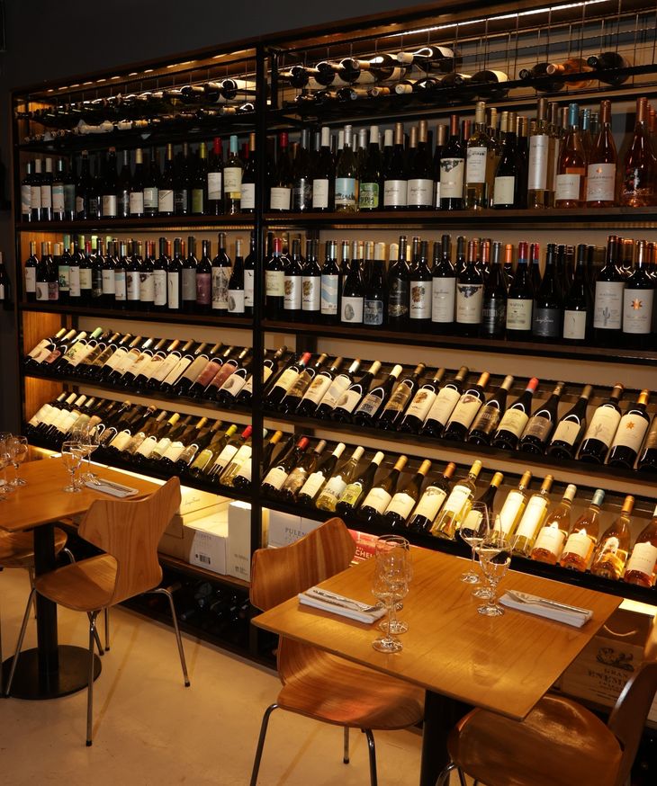 Cada vino está vinculado a un plato específico para realzar sabores y texturas con armonía.