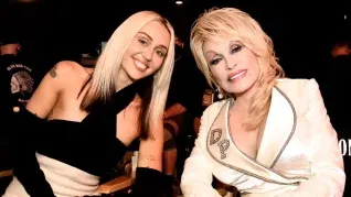 Miley y Dolly compartieron una relación de familia además de su vinculo profesional. Miley y Dolly compartieron una relación de familia además de su vinculo profesional.