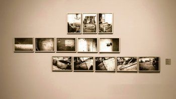 Erratum. Políptico de fotos de sillones desvencijados sobre adoquines, toma de botes, una atmósfera de abandono.
