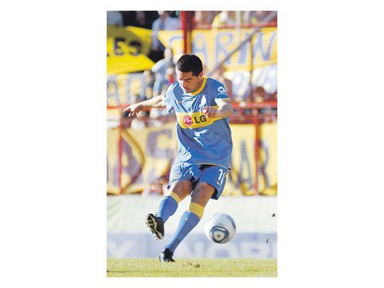 Juan Román Riquelme da una clase de cómo patear un tiro libre. Marcó el segundo y después se retiró lesionado.