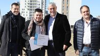 El ministro de Desarrollo Territorial y Hábitat de la Nación, Jorge Ferraresi, junto al secretario de Hábitat, Santiago Maggiotti, y al senador nacional Mariano Recalde.