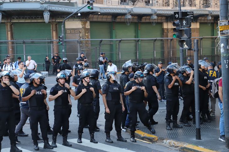 Fuerte operativo policial afuera del Congreso. Fuerte operativo policial afuera del Congreso.