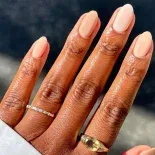 La temporada apuesta por uñas más cortas, elegantes y con acabados luminosos. La temporada apuesta por uñas más cortas, elegantes y con acabados luminosos.
